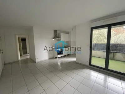 Κουζίνα; συσκευές κουζίνας, ξύλινο πάτωμα, φυσικό φως, μοντέρνο στυλ