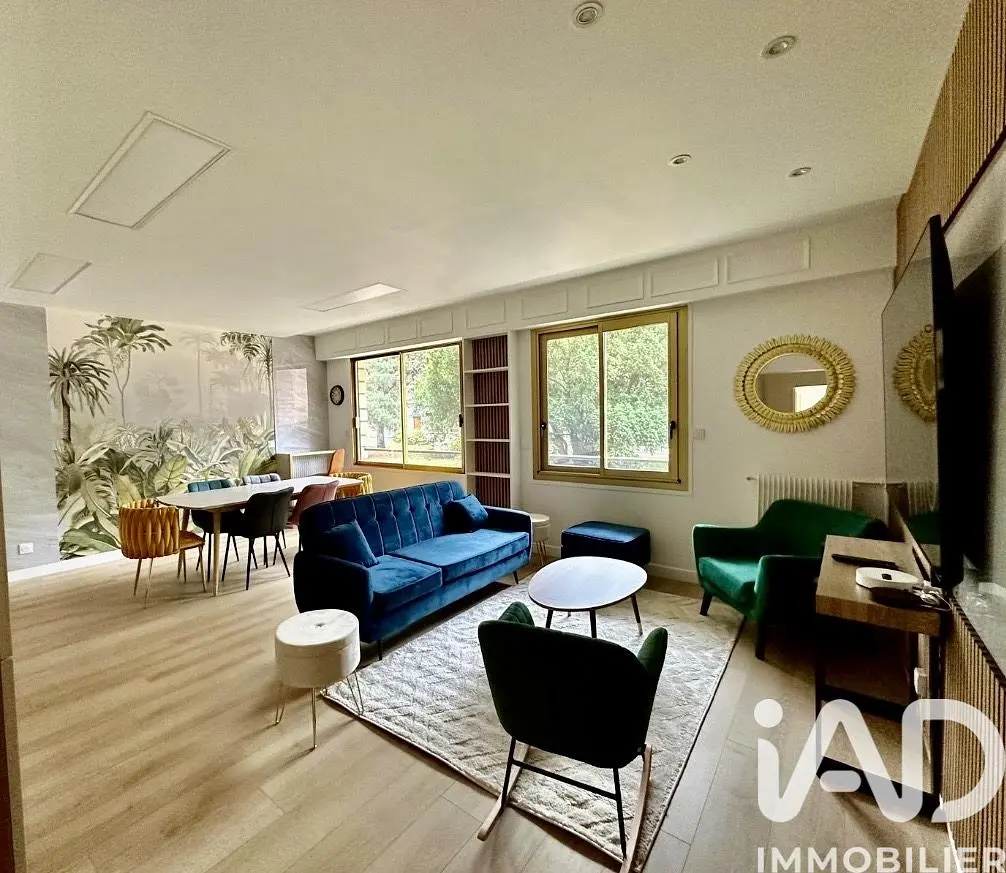 Κουζίνα; συσκευές κουζίνας, ξύλινο πάτωμα, φυσικό φως, μοντέρνο στυλ