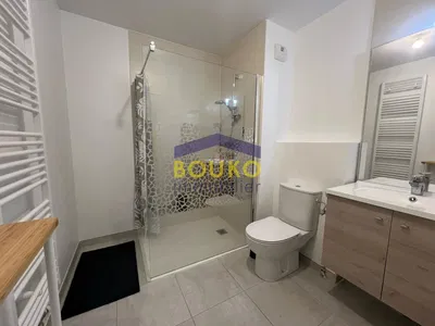 Küche; küchengeräte, holzboden, tageslicht, moderner stil