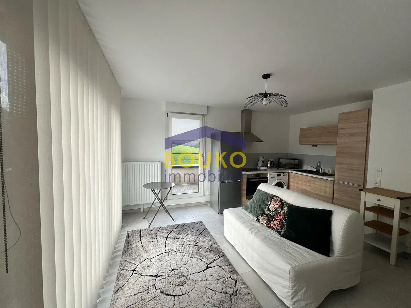 Küche; küchengeräte, holzboden, tageslicht, moderner stil