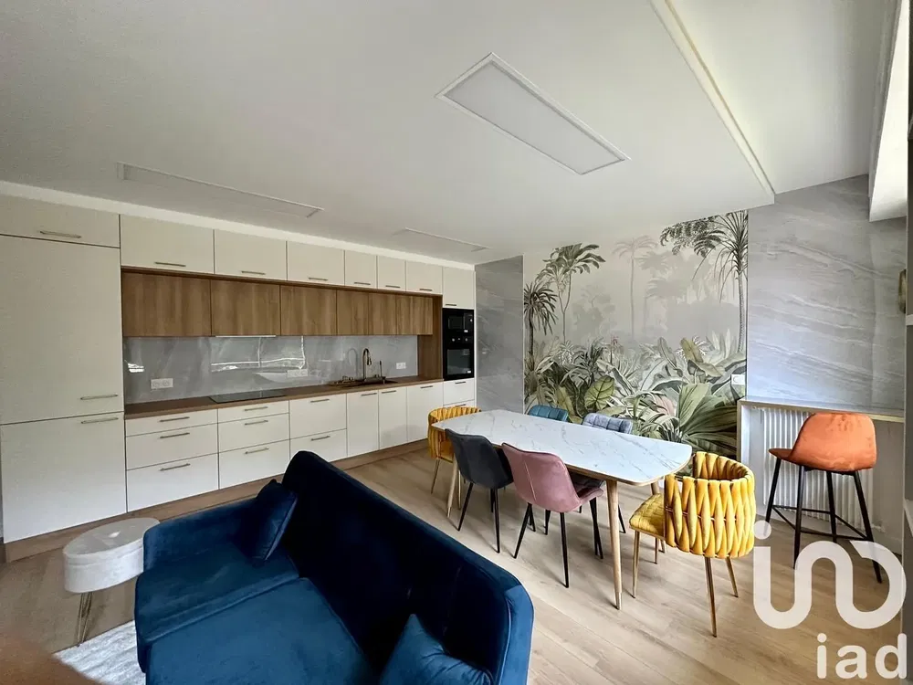 Κουζίνα; συσκευές κουζίνας, ξύλινο πάτωμα, φυσικό φως, μοντέρνο στυλ