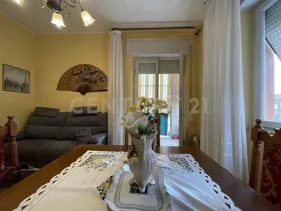 Кухиња; кухињски апарати, дрвени под, природно светло, модерни стил