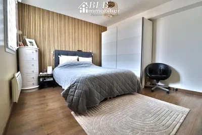 Κουζίνα; συσκευές κουζίνας, ξύλινο πάτωμα, φυσικό φως, μοντέρνο στυλ