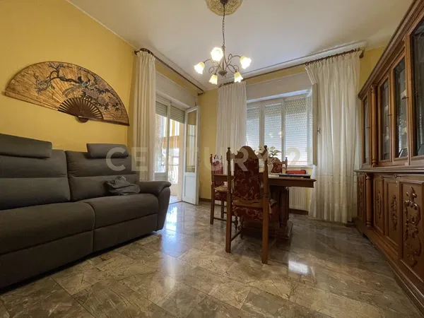 Κουζίνα; συσκευές κουζίνας, ξύλινο πάτωμα, φυσικό φως, μοντέρνο στυλ