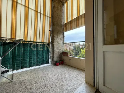 Kuhinja; kućanski aparati, drveni pod, prirodna svjetlost, moderan stil