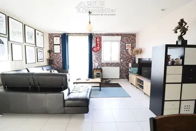 Κουζίνα; συσκευές κουζίνας, ξύλινο πάτωμα, φυσικό φως, μοντέρνο στυλ