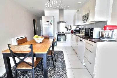 Cuisine; électroménager, parquet, lumière naturelle, style moderne