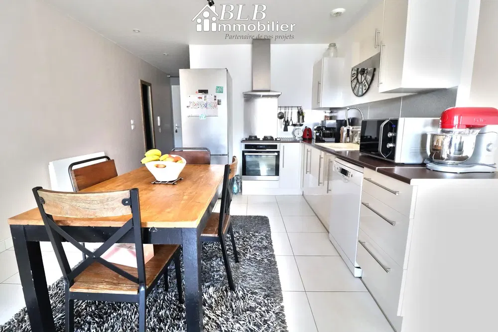 Κουζίνα; συσκευές κουζίνας, ξύλινο πάτωμα, φυσικό φως, μοντέρνο στυλ