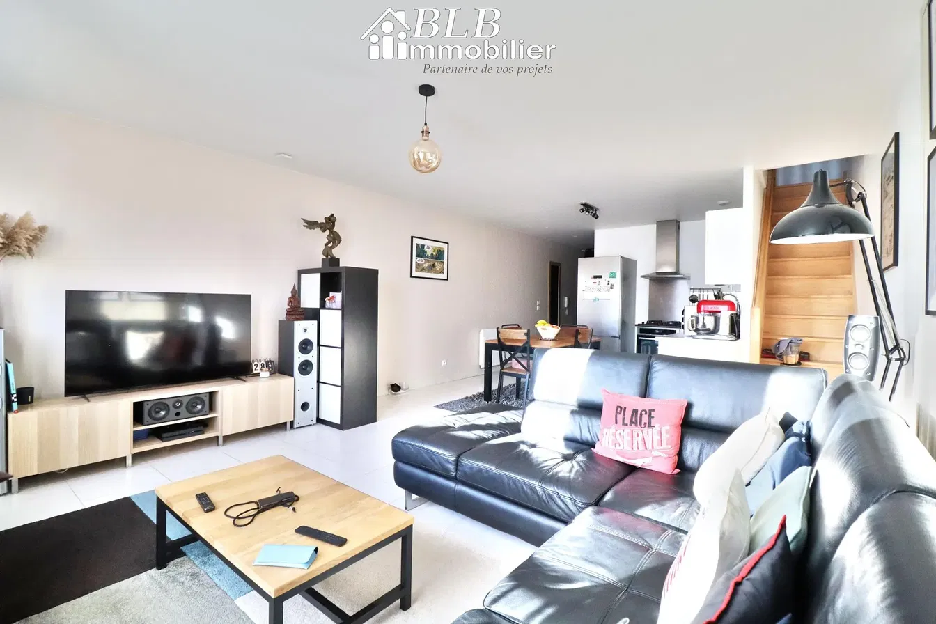 Cuisine; électroménager, parquet, lumière naturelle, style moderne