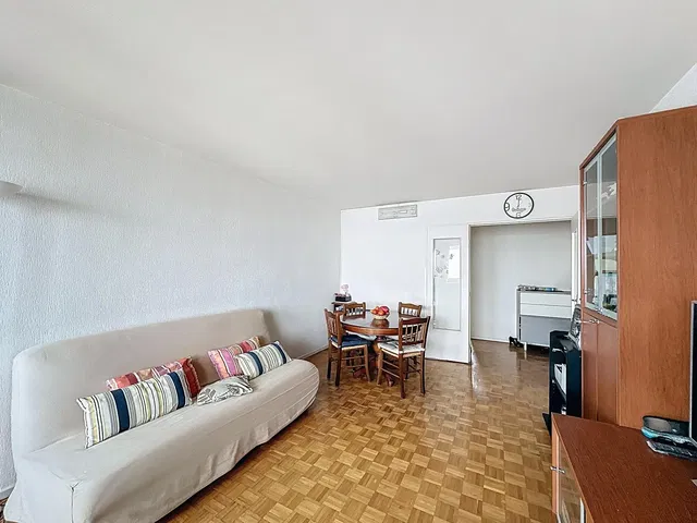 Cuisine; électroménager, parquet, lumière naturelle, style moderne