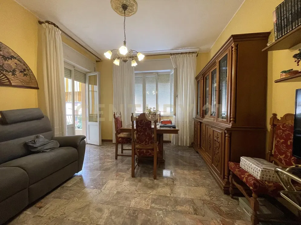 Mutfak; mutfak aletleri, ahşap zemin, doğal ışık, modern stil