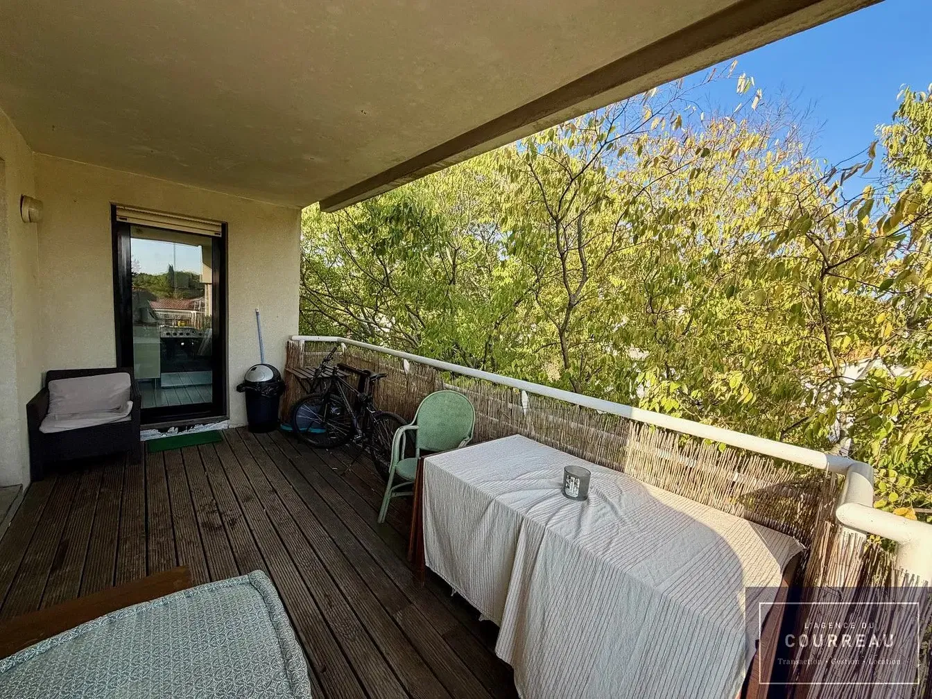 Kuchyně; kuchyňské spotřebiče, dřevěná podlaha, přirozené světlo, moderní styl