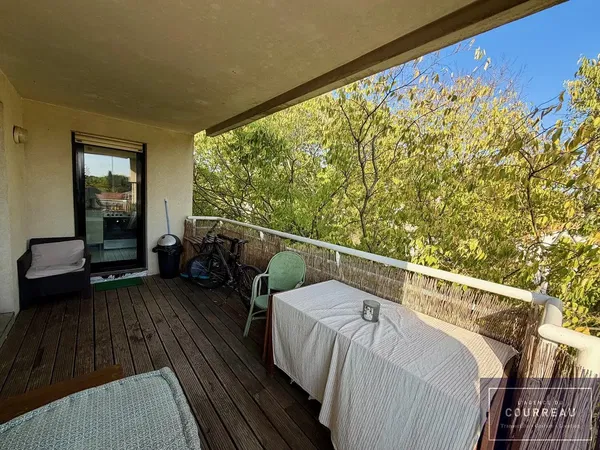 Kuchyně; kuchyňské spotřebiče, dřevěná podlaha, přirozené světlo, moderní styl