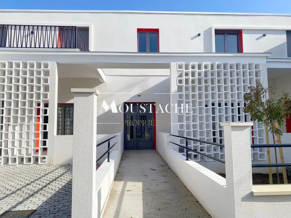 Κουζίνα; συσκευές κουζίνας, πλακάκια, φυσικό φως, μοντέρνο στυλ