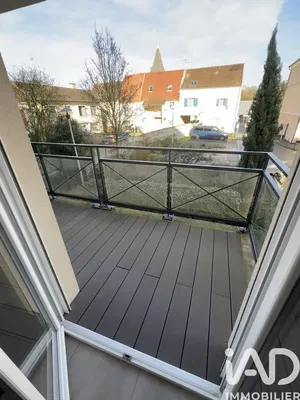 Kuchyňa; kuchynské spotrebiče, drevená podlaha, prirodzené svetlo, moderný štýl