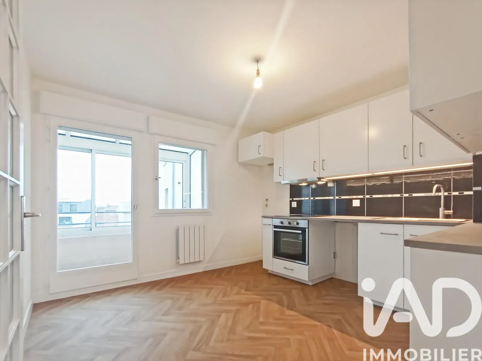 Küche; küchengeräte, holzboden, tageslicht, moderner stil