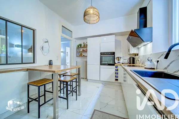 Cuisine; électroménager, parquet, lumière naturelle, style moderne