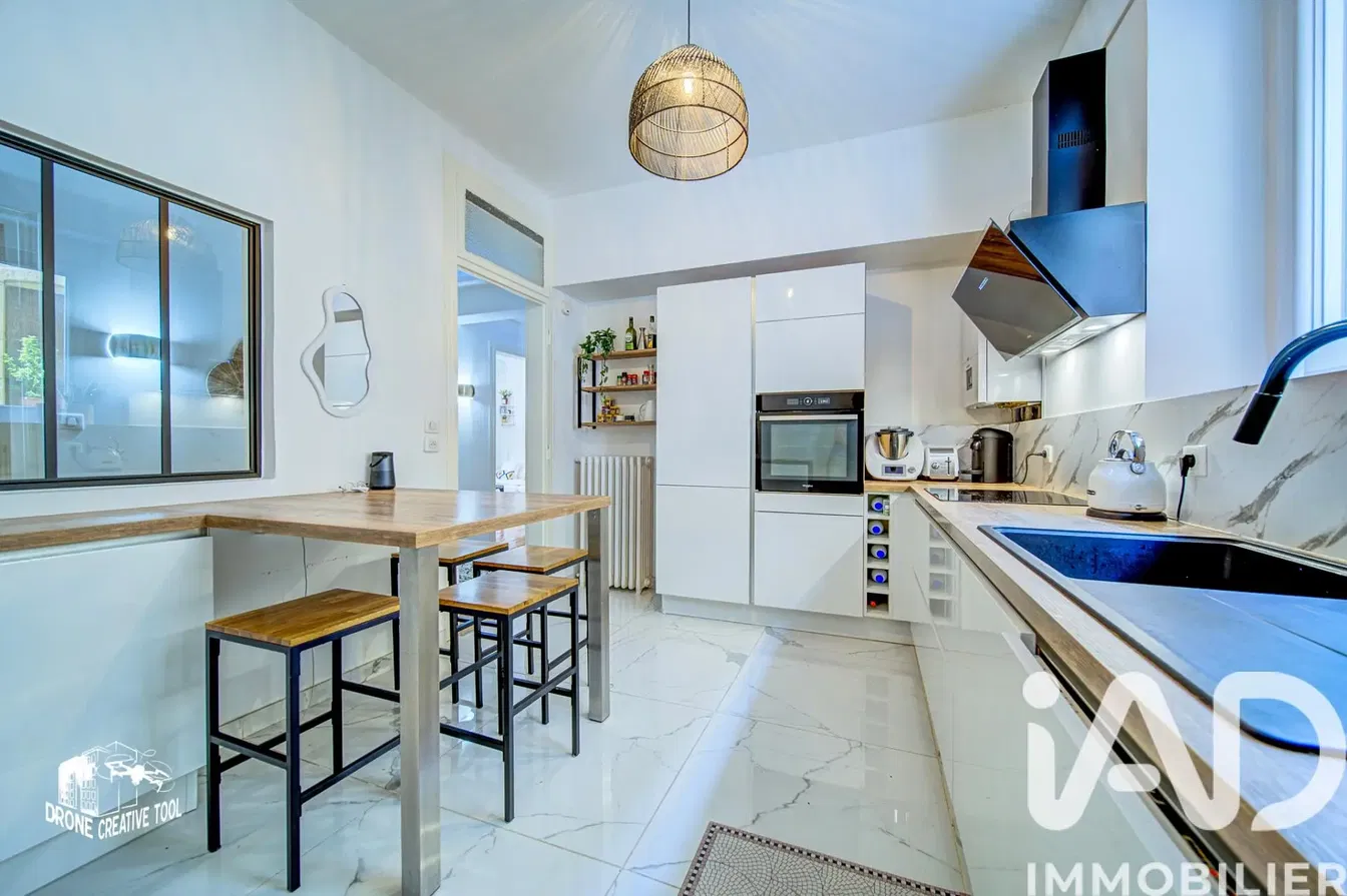 Kuhinja; kuhinjski aparati, drveni pod, prirodno svjetlo, moderni stil