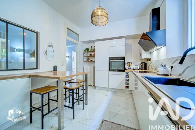 Κουζίνα; συσκευές κουζίνας, ξύλινο πάτωμα, φυσικό φως, μοντέρνο στυλ