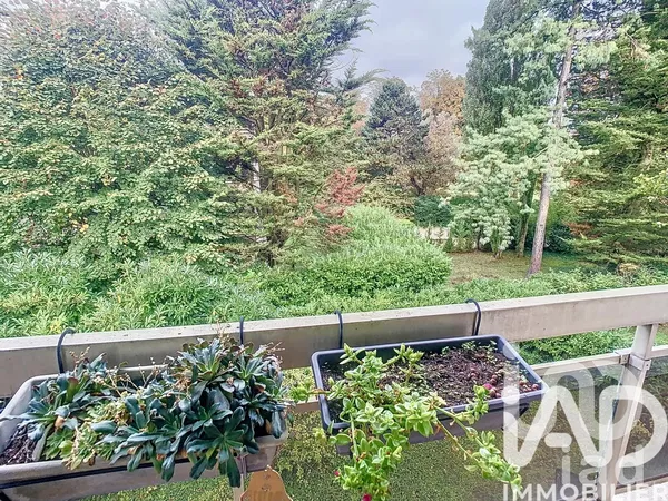 Kuchnia; sprzęt kuchenny, podłoga drewniana, światło dzienne, styl nowoczesny