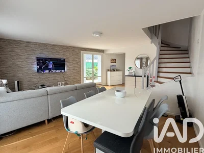 مطبخ; أجهزة المطبخ, أرضية خشبية, ضوء طبيعي, أسلوب عصري