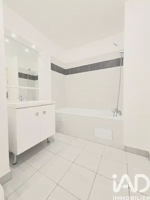 Kuchyně; kuchyňské spotřebiče, dřevěná podlaha, přirozené světlo, moderní styl