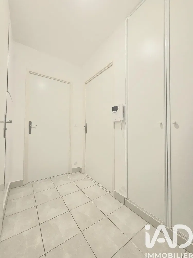 Obývací pokoj; dřevěná podlaha, přirozené světlo, moderní styl