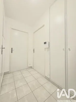 Obývací pokoj; dřevěná podlaha, přirozené světlo, moderní styl