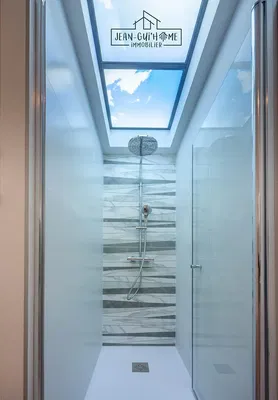 Obývací pokoj; dřevěná podlaha, přirozené světlo, moderní styl