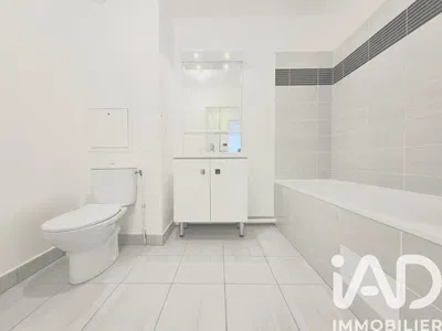 Kuchyně; kuchyňské spotřebiče, dřevěná podlaha, přirozené světlo, moderní styl