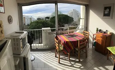 Кухиња; кухињски апарати, дрвени под, природно светло, модерни стил