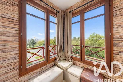 Kuhinja; kućanski aparati, drveni pod, prirodna svjetlost, moderan stil