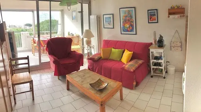 Κουζίνα; συσκευές κουζίνας, ξύλινο πάτωμα, φυσικό φως, μοντέρνο στυλ