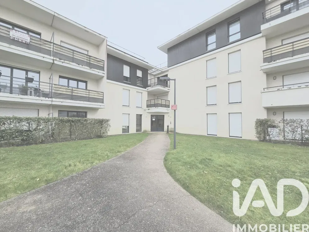 Kuchyně; kuchyňské spotřebiče, dřevěná podlaha, přirozené světlo, moderní styl