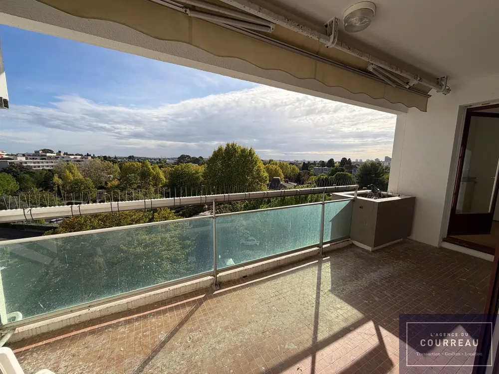 Κουζίνα; συσκευές κουζίνας, ξύλινο πάτωμα, φυσικό φως, μοντέρνο στυλ