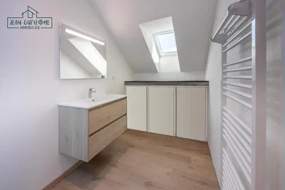 Kuchyně; kuchyňské spotřebiče, dřevěná podlaha, přirozené světlo, moderní styl