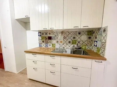 Kuchyně; kuchyňské spotřebiče, dřevěná podlaha, přirozené světlo, moderní styl