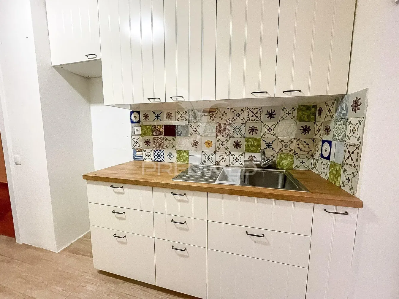 مطبخ; أجهزة المطبخ, أرضية خشبية, ضوء طبيعي, أسلوب عصري