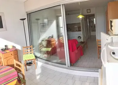 Кухиња; кухињски апарати, дрвени под, природно светло, модерни стил