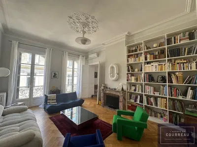 Kuhinja; kuhinjski aparati, drveni pod, prirodno svjetlo, moderni stil