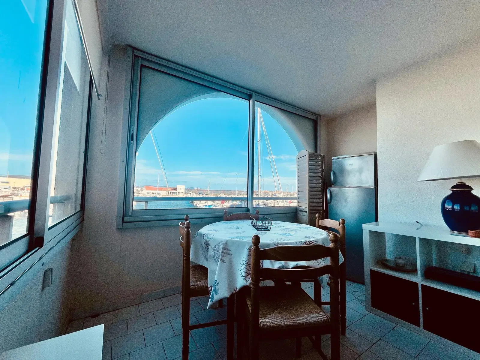 Cuisine; électroménager, parquet, lumière naturelle, style moderne