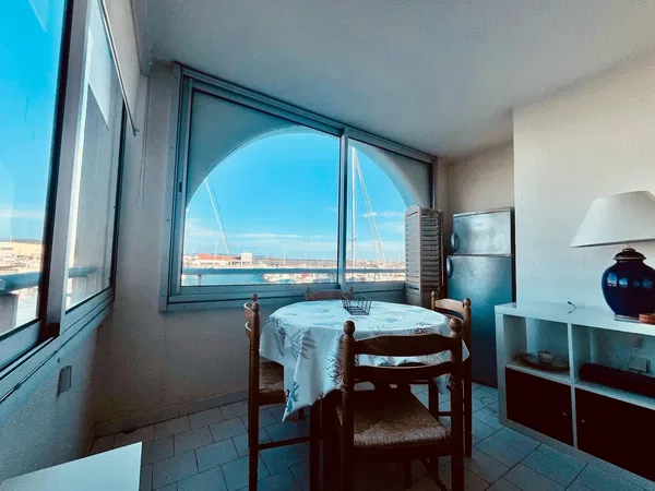 Cuisine; électroménager, parquet, lumière naturelle, style moderne