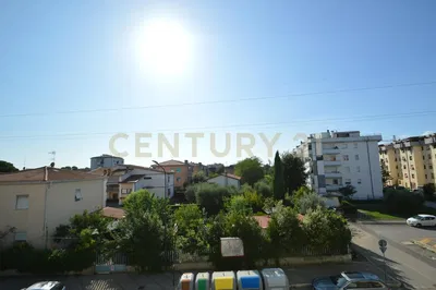 Cuisine; électroménager, parquet, lumière naturelle, style moderne