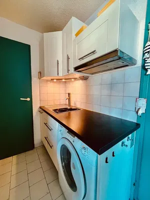 Cuisine; électroménager, parquet, lumière naturelle, style moderne