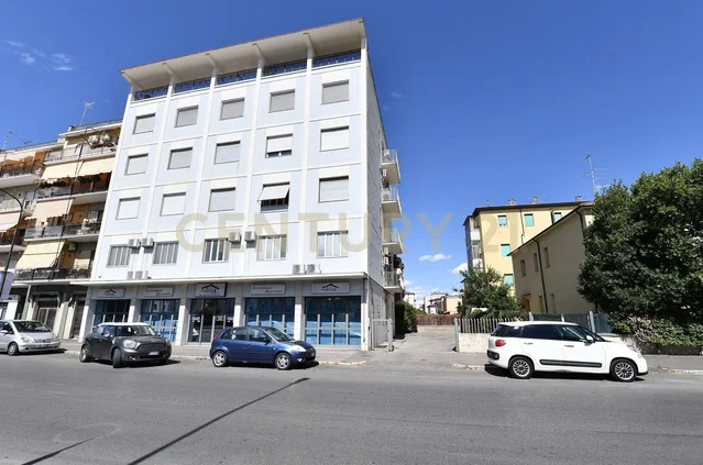 Kuhinja; kuhinjski aparati, drveni pod, prirodno svjetlo, moderni stil