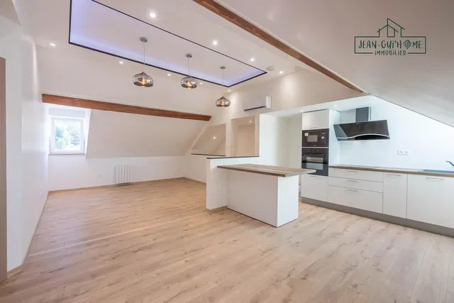 Keuken; keukenapparatuur, houten vloer, natuurlijk licht, moderne stijl