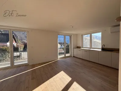 Кухиња; кухињски апарати, дрвени под, природно светло, модерни стил