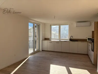 Кухиња; кухињски апарати, плочице, природно светло, модерни стил