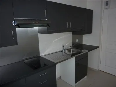 Cuisine; électroménager, parquet, lumière naturelle, style moderne