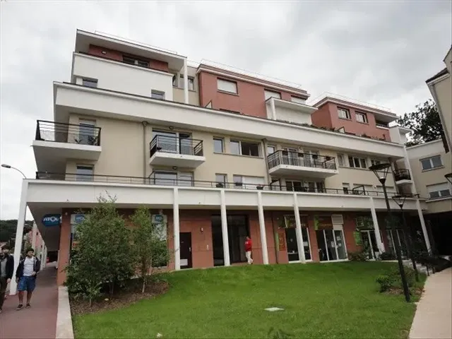Cuisine; électroménager, parquet, lumière naturelle, style moderne